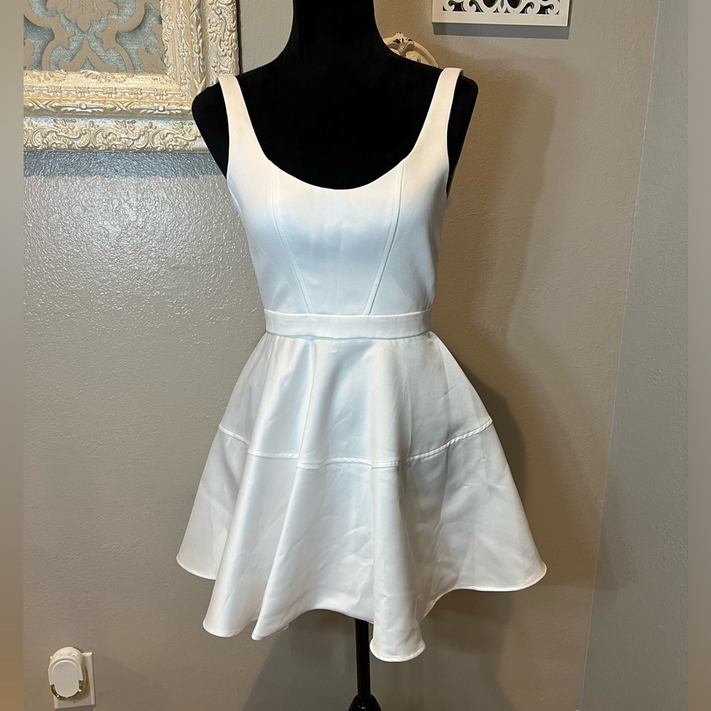 Elegant White Sleeveless Dress